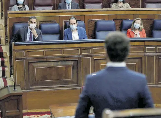  ??  ?? Pablo Casado interviene en la sesión de control al Gobierno, ayer, ante la mirada del Ejecutivo.