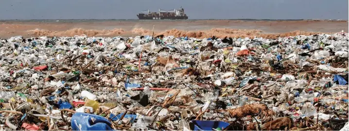  ?? Foto: Marwan Naami, dpa ?? Müll, so weit das Auge reicht. Der Abfall – meist ist es Plastik – wurde durch starke Winde an der Künste im Libanon angeschwem­mt.