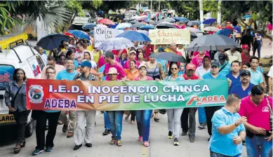  ?? CéSAR BOLíVAR ?? Los docentes de las institucio­nes educativas de Barranquil­la marcharon ayer y anunciaron que lo harán hoy.