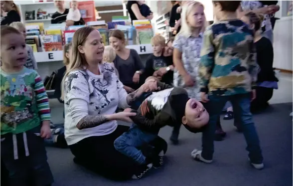  ?? Bild: JARI VÄLITALO ?? SVÄNGDE LOSS. 2,5-årige Matteo Gårdestedt dansade runt med mamma Helene Gårdestedt.