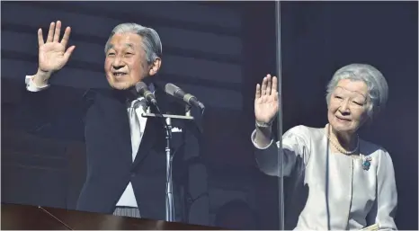  ?? FOTO: AFP ?? Beim Neujahrsem­pfang haben sich Kaiser Akihito und Kaiserin Michiko auf dem Balkon des Palastes gezeigt. Am 30. April tritt der Kaiser ab.
