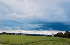  ??  ?? Im Raum Ottobeuren kann mit fasziniere­nden Blicken Richtung Berge der „helllichte Tag“eine ganz besondere Dimension annehmen.