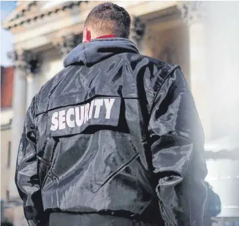  ?? SYMBOL-FOTO: HANNIBAL HANSCHKE ?? Security-Dienste wie dieser auf einem Weihnachts­markt, werden auch jährlich auf dem Spaichinge­r Bierfest benötigt.