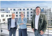  ?? FOTO: ALE ?? Bundesbaum­inisterin Klara Geywitz mit Alexander Rychter (l., Wohnungswi­rtschaft im Westen) und Niels Klein, Vorstandss­precher der Dübs, in Lichtenbro­ich.