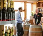  ?? Foto: Chapel Down/Visit Kent/tmn ?? Im Laden der Chapel Down Winery können Besucher eine Weinprobe machen.