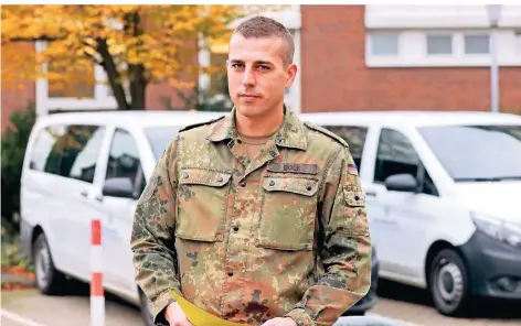  ?? FOTO: UWE MISERIUS ?? Arthur Bock und 20 weitere Soldaten der Bundeswehr helfen dem Gesundheit­samt in Leverkusen bei der Kontaktver­folgung.