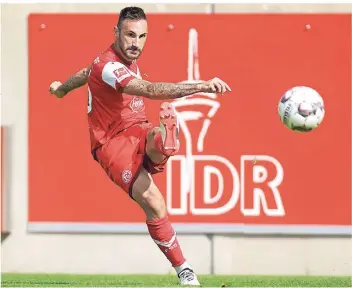  ?? FOTO: FALK JANNING ?? Eine seiner letzten Aktionen vor der schweren Verletzung: Diego Contento im Test gegen Uerdingen.