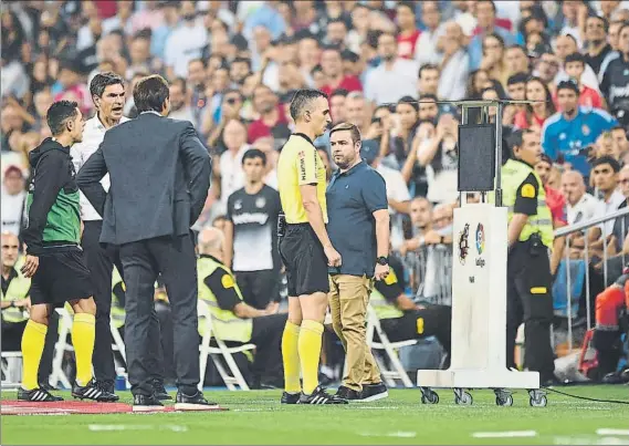  ?? FOTO: GETTY ?? Jaime Latre vio las imágenes del gol de Benzema, el 2-1, a instancias del VAR y acabó dándole validez. Eso le abrió el camino del triunfo al Real Madrid ante el Leganés