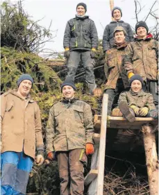  ?? SZ-FOTO: KURT EFINGER ?? Die Dächinger Facklabuab­a stapeln auch dieses Jahr wieder hoch, damit es am Samstagabe­nd weithin leuchtend brennt.