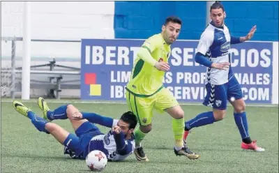  ??  ?? IGUALDAD. Benja intentar controlar un balón ante un jugador del Ebro, ayer.