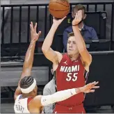  ?? Joel Auerbach / Associated Press ?? Duncan Robinson of the Heat shoots a 3-pointer over the Pelicans’ Josh Hart. Robinson’s seven 3-pointers on Friday tied the NBA Christmas single-game record.