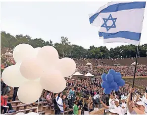  ?? FOTO: DPA ?? Die Sportler aus Israel ziehen am 28. Juli 2015 in der Waldbühne in Berlin bei der Eröffnungs­feier der 14. Europäisch­en Makkabi-Spiele ein. Rund 2.300 jüdischen Athleten aus 38 Ländern nahmen an den Spielen teil.