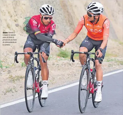  ?? KARINA DEFAS / EXPRESO ?? Apoyo. Narváez y Carapaz se saludan antes de iniciar la jornada de seis horas de entrenamie­nto en la carretera.