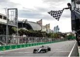  ?? SRDJAN SKI/POOL VIA AP ?? PERLUAS MEDIA: Pembalap Mercedes Lewis Hamilton melintasi garis finis untuk memenangi GP Azerbaijan di Sirkuit Jalanan Baku (29/4).