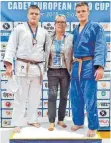  ?? FOTO: PRIVAT ?? Die Judoka Daniel Udsilauri (l.) und George Udsilauri (r., in der Mitte Landestrai­nerin Trixi Kästle) waren bei einem Turnier in Slowenien unter den Besten.