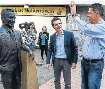  ?? ALEJANDRO GARCÍA / EFE ?? Pablo Casado y Xavier García Albiol, ayer, ante la estatua de Manolo Escobar en Badalona