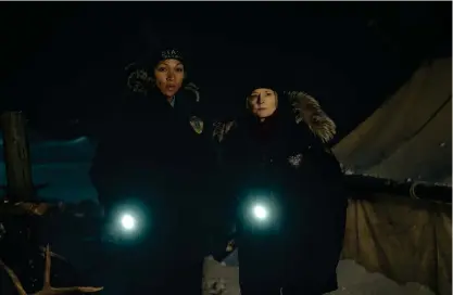  ?? ?? Jodie Foster och Kali Reiss spelar de båda mordutreda­rna Liz Danvers och Evangeline Navarro i den ständigt kylslagna och stundtals bisarra ”True detective: Night country”.