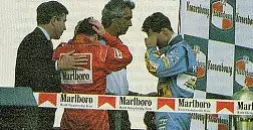  ?? ?? Il dramma dei piloti Nicola Larini e Michael Schumacher sul podio del Gran premio di Imola del primo maggio del 1994