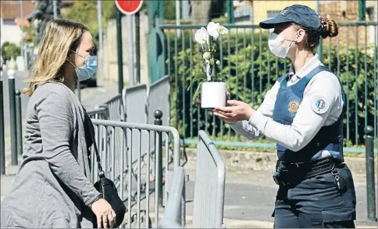  ?? BERTRAND GUAY / AFP ?? Els ciutadans no paren de portar flors a la comissaria de Rambouille­t on una policia va ser degollada divendres