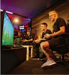  ?? Foto: imago ?? Die Fußball-simulation FIFA 19 zählt zu den beliebtest­en E-sport-diszipline­n und ist vor allem bei jungen Menschen beliebt.