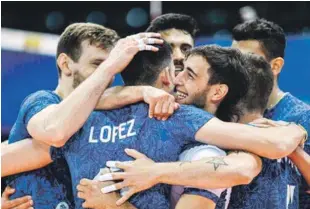  ??  ?? Alegría. Integrante­s del sexteto argentino se felicitan tras derrotar a la República Dominicana en el Mundial de Voleibol.