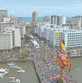  ??  ?? Galo da Madrugada arrastou dois milhões de foliões no Recife