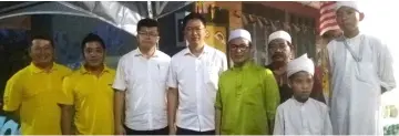  ??  ?? (From fourth left) Lau, Dr Annuar and others pose for a photo-call after breaking fast at Surau Darul Saadah.