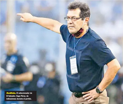  ??  ?? Análisis. El selecciona­dor de El Salvador, Hugo Pérez, da indicacion­es durante el partido.