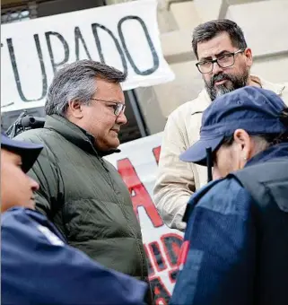  ?? ?? MEDIDA. El director de Convivenci­a, Santiago González junto al dirigente Emiliano Mandacen.