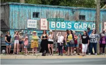  ?? TIJANA MARTIN THE CANADIAN PRESS FILE PHOTO ?? Fans gather outside Bob’s Garage during the filming of “Schitt’s Creek” in Goodwood, Ont., in June 2019.