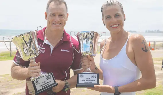  ??  ?? Champions Guy Andrews and Hayley Bateup with the ‘hardware’ on offer at the 2021 Senior and Master State Championsh­ips in March.