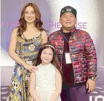  ?? ?? Direk Roman Perez Jr. with Coleen Garcia and Queenzy Calma for Kaluskos.