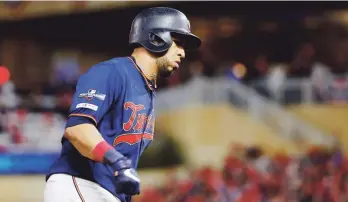  ??  ?? CONSAGRADO. Eddie Rosario recorre las bases tras su jonrón el lunes en el juego que los Mellizos fueron eliminados. El boricua es una de las estrellas emergentes del equipo.