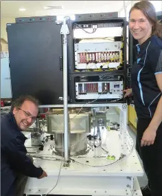  ??  ?? CSIRO astronomer­s Dr George Hobbs and Dr Jane Kaczmarek with the receiver.