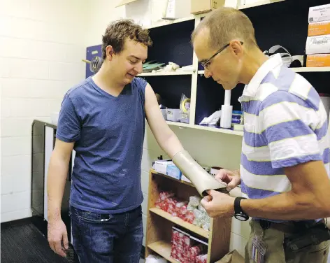  ?? PHOTOS: TROY FLEECE/FILES ?? Prosthetis­t Jim Mercer, right, fits Sean Zielinski with a prosthetic at the Wascana Rehabilita­tion Centre. “Anybody that leaves our shop is getting as good as the world has to offer,” Mercer says. “I love my job.”