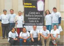  ??  ?? Plantón frente al Congreso de la República. Los participan­tes exigían la ratificaci­ón de la convención en contra de la desaparici­ón forzada.