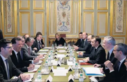  ?? / THIBAULT CAMUS (AP) ?? Emmanuel Macron se reúne con representa­ntes del sector bancario, ayer en París.