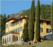  ??  ?? Il Romantik Hotel Villa Sostaga di Gargnano, in provincia di Brescia, si affaccia sulle acque del lago di Garda e ha 19 camere e una veranda panoramica