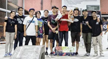  ??  ?? DC x Grind Kadayawan Skateboard­ing Competitio­n champion (advanced) Boyya Go with the organizers