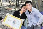  ?? ?? Tukta Wongsila grieves with her father Saart as holds a picture of her daughter Siriprapa Prasertsuk, one of the many victims of Thursday’s mass killing at a day care center in a rural part of northeaste­rn Thailand.