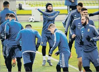  ?? VÍCTOR LERENA / EFE ?? Messi, ayer con la selección, ejercitánd­ose en la ciudad deportiva del Real Madrid