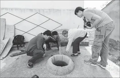  ?? PROVIDED TO CHINA DAILY ?? Members of Sinorelic, a group comprising cultural relics enthusiast­s, visit an ancient well in Lishui district, Nanjing, Jiangsu province, in 2015.