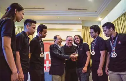  ?? PIC BY OSMAN ADNAN ?? Sime Darby Foundation chairman Tun Musa Hitam (centre) with the national cyclists (from left) Anis Amira Rosdi, Khairil Nizam Rasol, Shah Firdaus Sahrom, Farina Shawati Mohd Adnan, Firdaus Mohd Zonis and Shariz Effendi Mohd Sharin yesterday. Head coach...