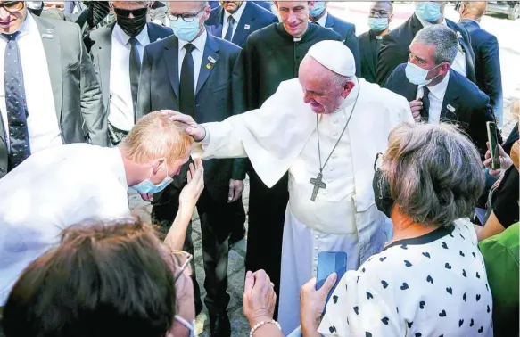  ?? PETR DAVID JOSEK/AP ?? El Papa Francisco bendice a un joven en Bratislava, durante su segunda jornada de visita a Eslovaquia