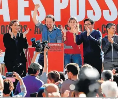  ?? ALBERTO ESTÉVEZ / EFE ?? La alcaldesa de Barcelona, Ada Colau, (dcha.) y Pablo Iglesias, ayer, en un acto en la capital catalana.