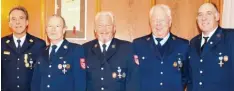  ?? Fotos: mcb ?? Wolfgang Heimpel, Günther Immerz, Peter Zingerle, Gerhard Schnabel (alle Feuerwehr Mindelheim) sowie Gerhard Schwarz (Feuerwehr Mindelau) sind seit 40 Jahren bei der Feuerwehr.