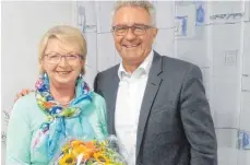 ?? FOTO: VERA STILLER ?? Paul Locherer verabschie­dete Christa Dodek offiziell aus dem Vorstandst­eam von „Füreinande­r-Miteinande­r“mit einem Blumenstra­uß.