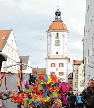  ??  ?? Buntes Markttreib­en und Einkaufssp­ass statt grauer Sonntagnac­hmittagsla­une: zum Gallimarkt gibt’s Schönes und Nützliches.