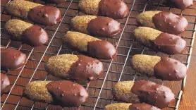  ?? E. JASON WAMBSGANS/CHICAGO TRIBUNE ?? Mocha Shortbread Logs are dipped in espresso-flavored melted chocolate. They’re great with a cup of coffee.