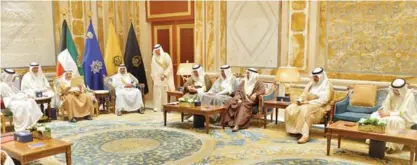  ??  ?? KUWAIT: His Highness the Amir Sheikh Sabah Al-Ahmad Al-Jaber Al-Sabah and top Kuwaiti officials meet with Qatari Foreign Minister Sheikh Mohammad Bin Abdulrahma­n Al-Thani. —Amiri Diwan and KUNA photos